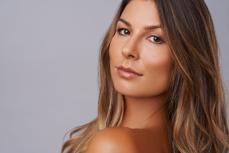 Mujer con piel radiante gracias al glutatión, antioxidante que combate el envejecimiento.