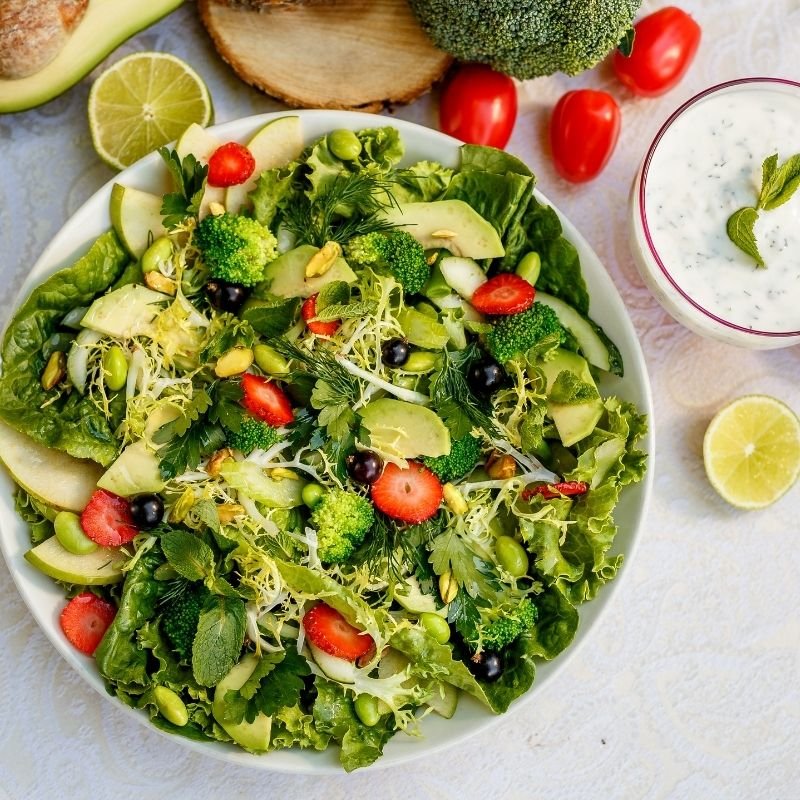 Alimentos ricos en glutatión como brócoli y aguacate para una piel joven.